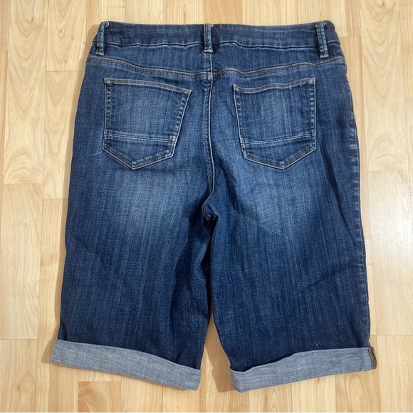 Chicos The So Slimming Girlfriend Short Medium Wash Bermuda Shorts Size 0.5/6 - Picture 7 of 7